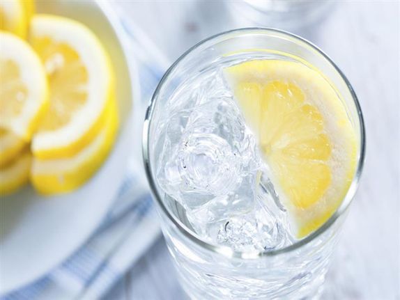 شراب الماء والليمون يساعد شرب ماء الليمون في خفض الوزن حيث إنه يعطي إحساساً بالشبع لفترة طويلة، كما أنه يعمل على شرب كميات كبي