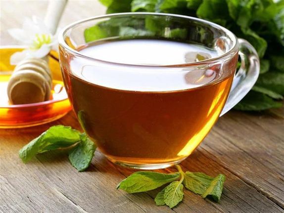 الشاي الأخضر يحتوي الشاي الأخضر على عنصر (EGCG) الذي يدعم حرق الدهون ويمنع تكون الخلايا الدهنية، فضلاً عن أنه يقي من مرض السكر
