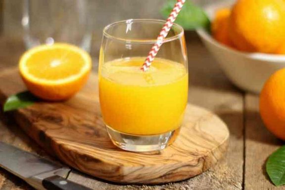 عصير البرتقال الطبيعي يعمل عصير البرتقال الطبيعي على خفض الوزن لأنه لا يحتوي على سكريات مضافة، إضافة إلى أنه يخفض نسبة الكوليس