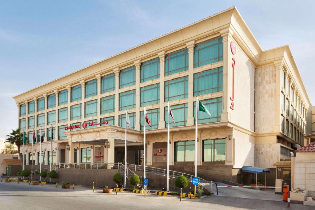  فندق رمادا بمدينة الرياض يوفر وظائف شاغرة بمسمى (موظف استقبال وأمين مستودع)