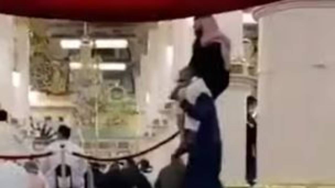 مقطع فيديو مؤثر لشاب يحمل والده على كتفيه بالمسجد النبوي