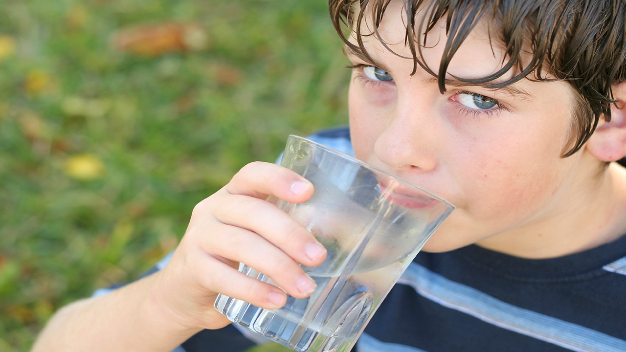 ماذا يحدث للجسم عند استبدال جميع المشروبات بالماء؟