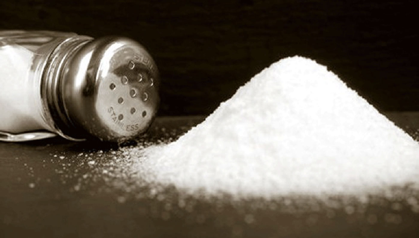 نسبة الملح إلى الماء في سائل معين هي ٤ إلى ١٥
