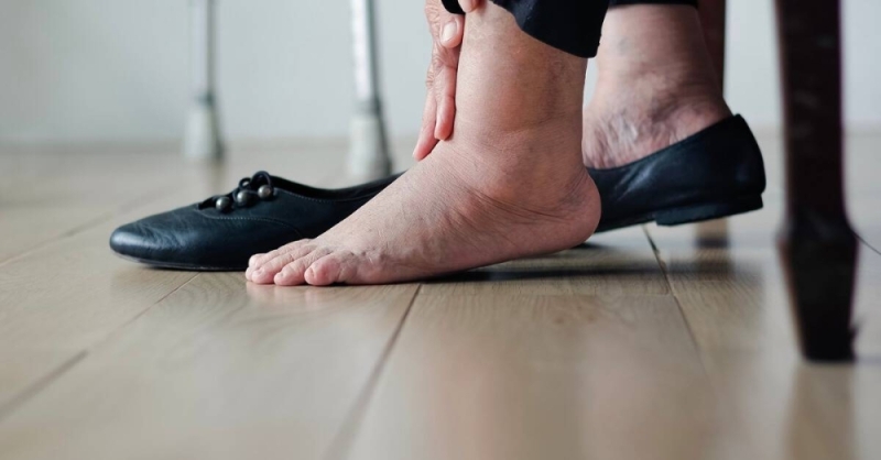 أسباب " تورم القدمين" عند كبار السن.. وأشهر العلاجات المنزلية
