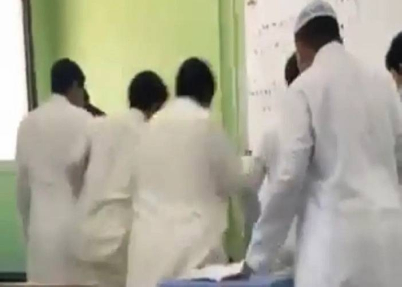 فيديو صادم.. شاهد: لحظة سقوط طالب ميتاً خلال مشاجرة مدرسية في جدة