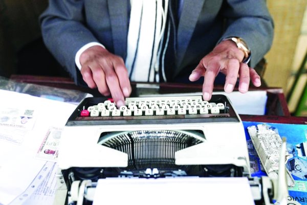 الآلات الكاتبة تتحدّى الزمن في بوليفيا