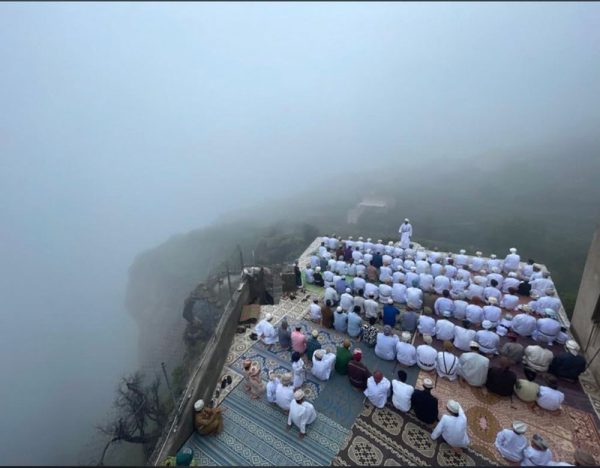 الصلاة على سفح جبل.. أجمل صورة في العيد بعُمان