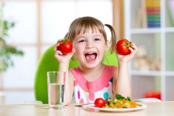 أطعمة يجب على الأطفال تناولها لتقوية مناعتهم في الدراسة