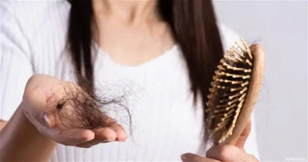 8 عادات شائعة تدمر الشعر دون أن تعلمي