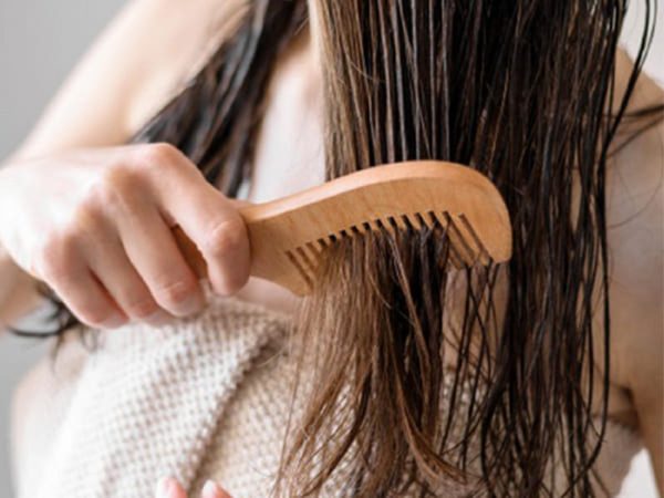8 عادات شائعة تدمر الشعر دون أن تعلمي