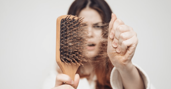 8 عادات شائعة تدمر شعرك دون أن تعلمي