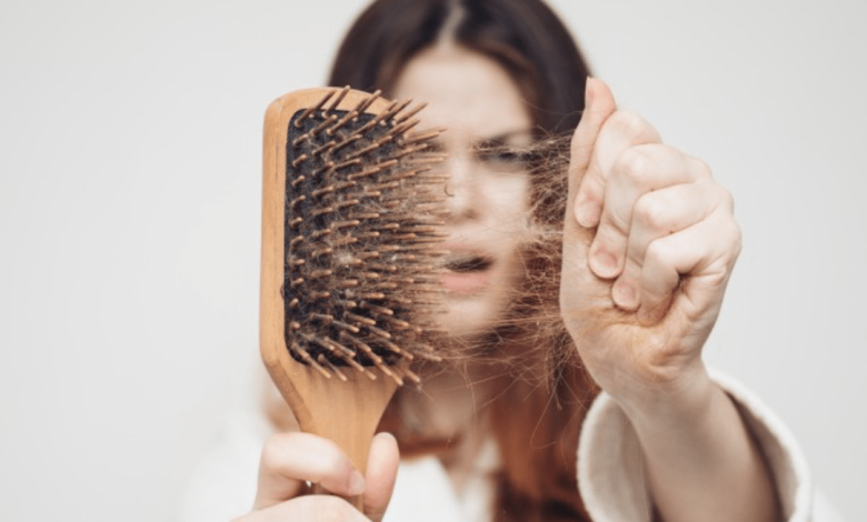 8 عادات شائعة تدمر شعرك دون أن تعلمي