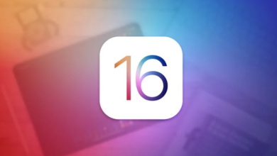 الأجهزة الداعمة لنظام iOS 16 وأعلنت الشركة أن نظام iOS 16 الجديد بالكامل، سيدعم أجهزة "آيفون" بدءا من طراز "أيفون 8" والجيل الثاني من هواتف "SE". مميزات نظام تشغيل iOS 16 ويضيف iOS 16 طرقا جديدة للتواصل، مثل القدرة على "تحرير الرسائل وإلغاء إرسالها" عبر تطبيق "iMessage"، وأدوات جديدة لتخصيص هواتف "آيفون". كما يتضمن نظام التشغيل أيضا ميزة "SharePlay" التي تتيح للمستخدم مشاهدة فيلم بالتزامن مع مستخدم أو صديق آخر. كما سيقدم نظام التشغيل الجديد طريقة جديدة لمشاركة الصور مع العائلة والأصدقاء من خلال "مكتبة الصور المشتركة" (أو Shared Photo Library)، حيث سيتمكن المستخدم من إضافة الصور إلى مكتبة مشتركة وعرض الصور التي أضافها الأعضاء الآخرون. وتعد إضافة "أدوات رقابية أبوية" جديدة هي التحديث الأكبر الذي طرأ على الإصدار الجديد، حيث أعلنت الشركة أنها عملت على تحديث مجموعة الميزات التي تستهدف "العائلات" مع الإصدار الجديد أيضا من خلال إضافة "أدوات رقابية أبوية" لتسهل على الآباء إعداد هواتف "آيفون" مع عناصر تحكم وميزات أبوية مناسبة للعمر. ومن أبرز الميزات التي سيحصل عليها المستخدمون من خلال نظام التشغيل الجديد، التي طالبوا بها منذ فترة طويلة، القدرة على عرض النسبة المئوية للبطارية في شريط الحالة لجميع طرازات هواتف "آيفون". أبرز ما قدمته "آبل" في مؤتمرها السابق 2021 وشهد مؤتمر "آبل" في العام الماضي 2021م، طرح الإصدارات الجديدة من هاتف آيفون 13، بالإضافة للجيل الجديد من أجهزة آيباد، وكذلك جهاز iPad Mini، الذي كان من أبرز مفاجآت المؤتمر في العام الماضي. كما أعلنت شركة "آبل" في المؤتمر الماضي عن الإصدار السابق من ساعتها الذكية "سيريس 7"، وقدمت كذلك تقنيات ظهرت للمرة الاولى في هواتف آيفون شملت، خاصية "سينماتك مود" الجديدة المضافة لميزات تصوير مقاطع الفيديو، والتي تمنح مستخدمي آيفون 13 تجربة التصوير السينمائي بشكل احترافي. كما أعلنت الشركة عن الجيل التاسع من جهاز آيباد الذي دعمته "آبل" برقاقة إلكترونية A13، مع تحديث العديد من أجزائه الهامة، ومنها كاميرته الأمامية بدقة 12 ميجا بكسل.