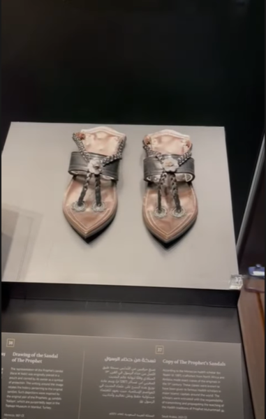 السعودية تعرض نسخة طبق الأصل من حذاء النبي محمد في معرض الهجرة