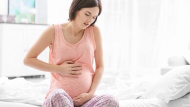 هل ألم أعلى البطن للحامل في الشهر السابع خطير؟