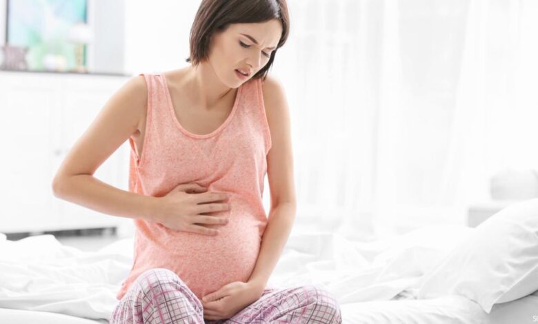 هل ألم أعلى البطن للحامل في الشهر التاسع خطير؟
