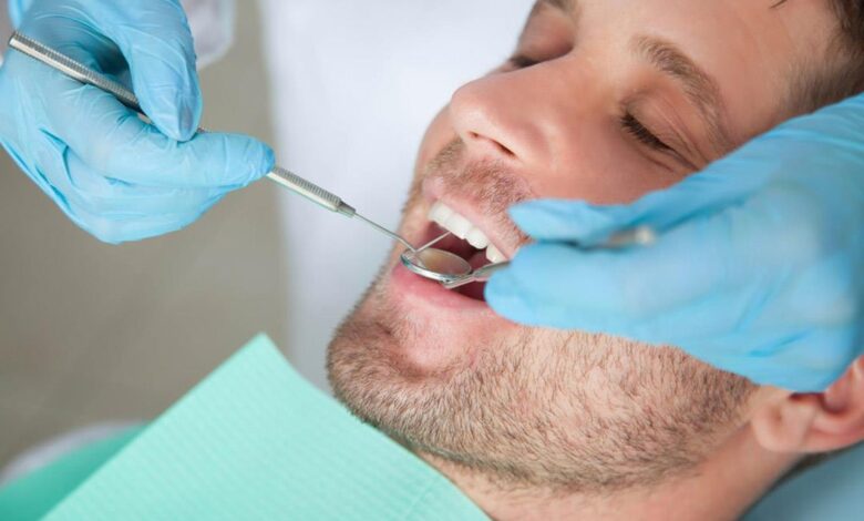 هل تنظيف الأسنان عند الطبيب يفطر الصائم؟