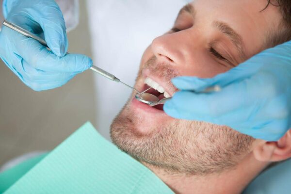 هل الذهاب إلى طبيب الأسنان يبطل الصيام؟