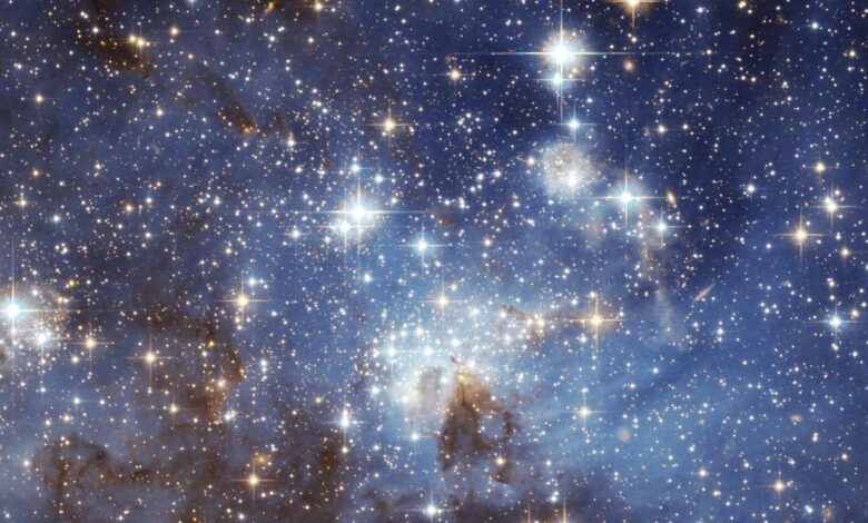 تبدو النجوم لناو كأنها نقاط صغيرة من الضوء