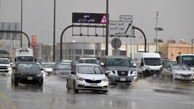 هطول أمطار غزيرة على الرياض والأرصاد تحذر من طقس
