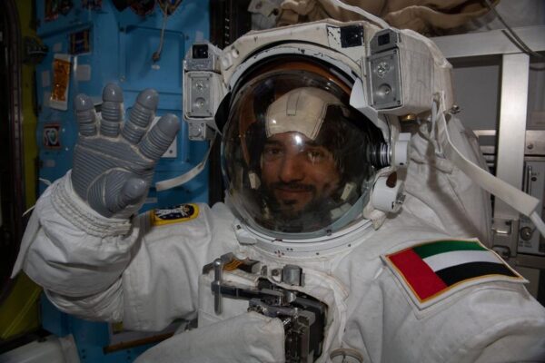 سلطان النيادي أول إماراتي عربي يسير في الفضاء