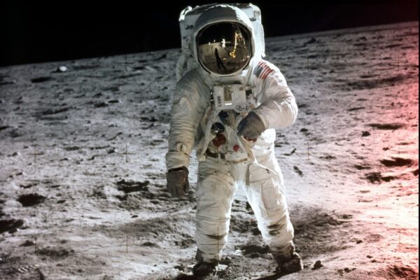 من هو اول رائد فضاء في العالم