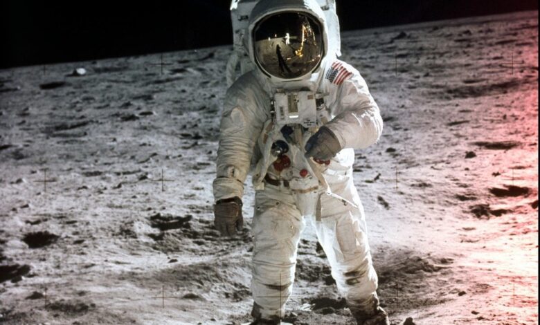من هو اول رائد فضاء في العالم