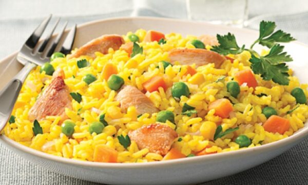 طريقة عمل أرز أصفر بالدجاج و الخضروات