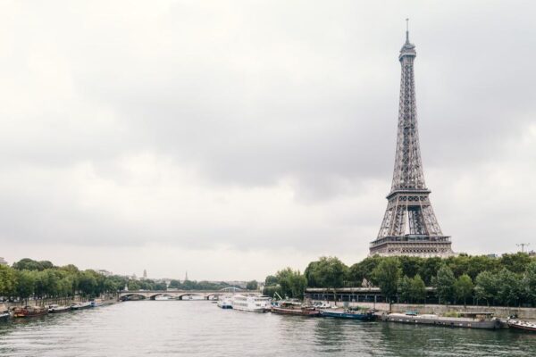 فرنسا تسمح بالسباحة في نهر السين بعد قرن من الحظر
