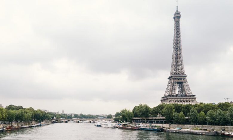فرنسا تسمح بالسباحة في نهر السين بعد قرن من الحظر