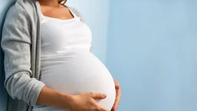 مخاطر الضوء الأزرق من الأجهزة الإلكترونية على الحمل 