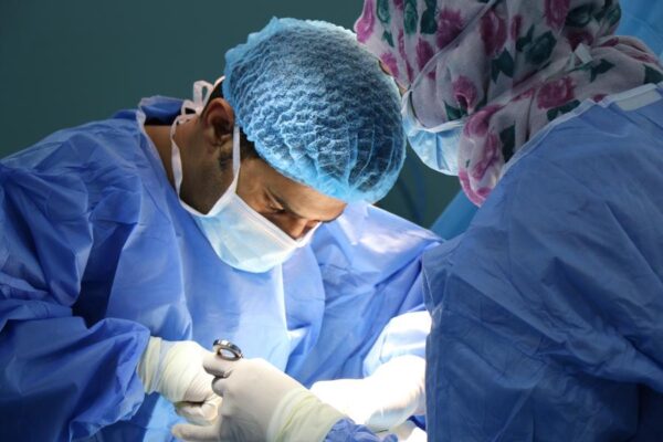 فريق طبي سعودي ينجح في إنهاء معاناة مريضة مصابة بورم نادر