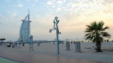 بلدية دبي تخصص طاقم إنقاذ متكامل لخدمة الشواطئ العامة في الإمارة