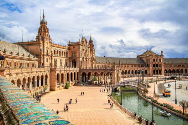السياحة في إسبانيا... جولة على مدن شهيرة وجذابة للمسافرين