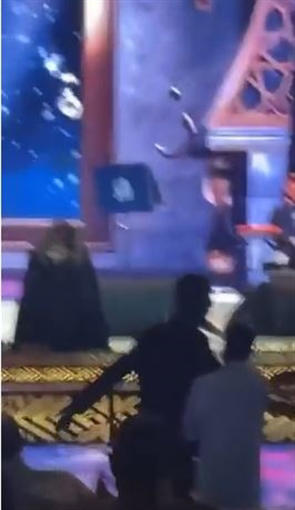 بالفيديو .. الفنانة أصالة تسقط على مسرح حفلها في السعودية