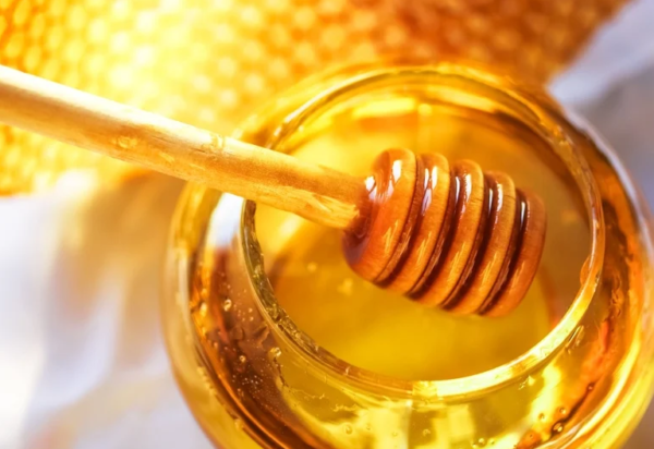 فوائد العسل مع الماء رائعة لعلاج الإنفلونزا والسعال وأمراض أخرى