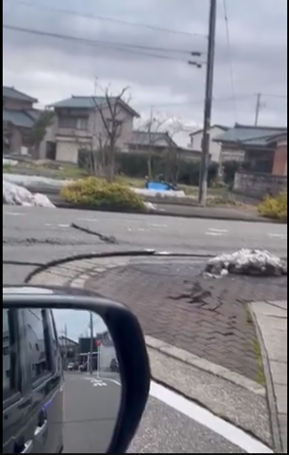 مشهد مخيف ..الارض تتنفس اثر زلزال الذي ضرب بقوة 7.5 ريختر في اليابان ..فيديو