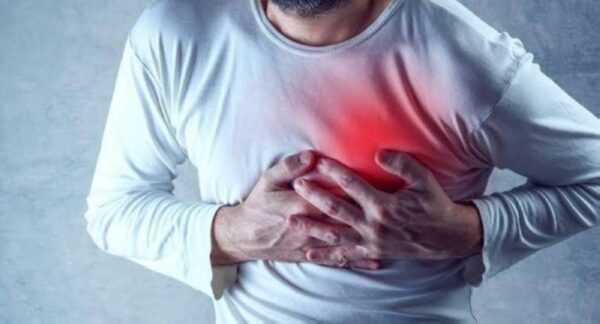  6 أعراض أولية تشير إلى انسداد الشرايين وحدوث أزمة قلبية ..إذهب للطبيب عاجلا