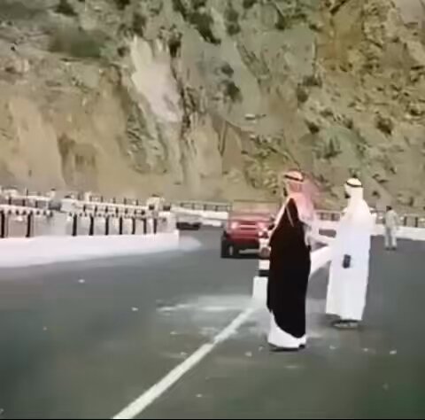 مقطع نادر لـ الملك فيصل رحمه الله أثناء افتتاح طريق الهدا الطائف في عام1965م