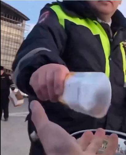 في جمهورية داغستان الروسية الشرطة توزع التمر والماء للصائمين قبل اذان المغرب..فيديو